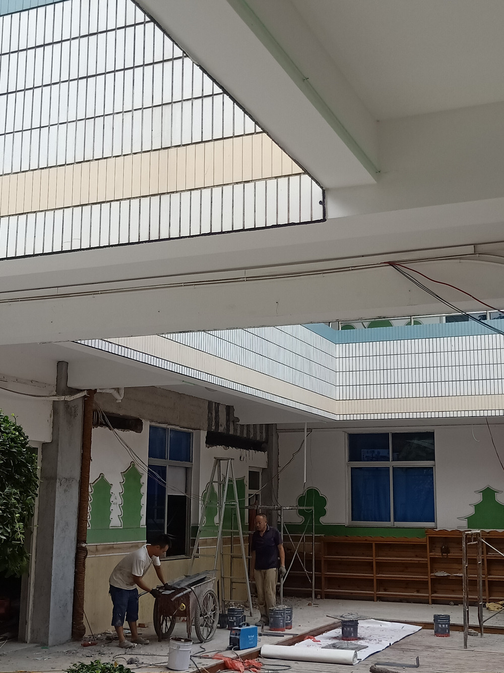 为什么用了瓷砖胶还要用瓷砖背胶？