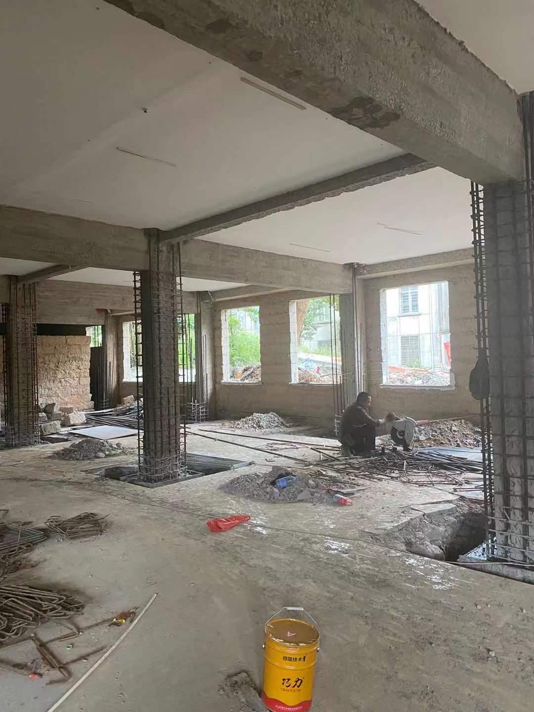 Z6尊龙凯时瓷砖背胶施工必要等干？