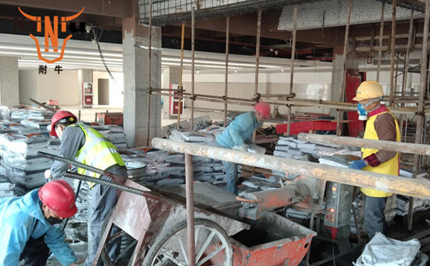 水泥路面上出现一些幼裂缝怎么处置？