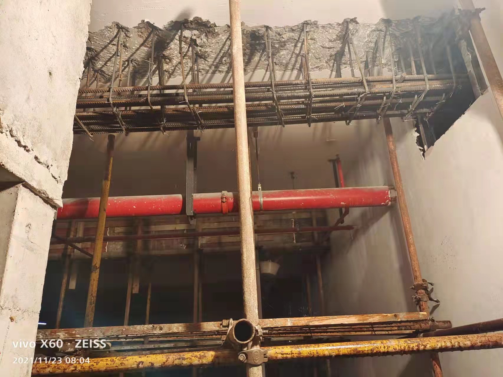 钢筋锈蚀后，混凝土结构机能或许会被裂化和粉碎